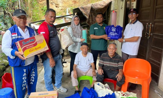 KELURAHAN DADI MULYA BERSAMA DINSOS KOTA SAMARINDA SALURKAN BANTUAN UNTUK KORBAN KEBAKARAN RT 25